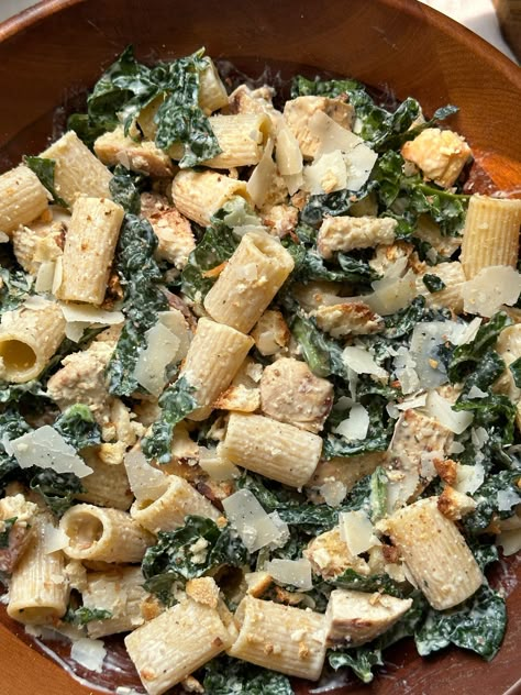 Kale Pasta Salad, Healthy Lunch To Go, Types Of Bowls, Spring Pasta Salad, Kale Chicken Salad, Kale Chicken, Chicken Caesar Pasta, Summer Pasta Dishes, Caesar Pasta Salad