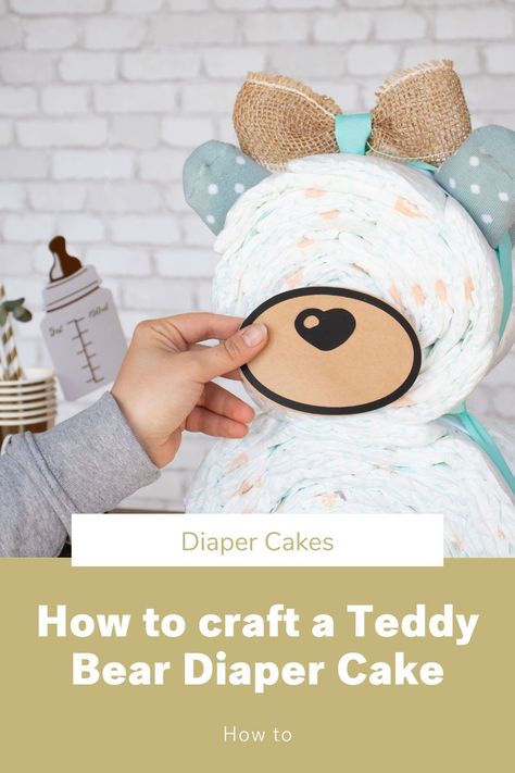 The cute bear diaper cake is a variation of the well-known nappy cake gift. It’s easy to make yourself and can be customised with lots of nice little baby gifts.It takes about 45 minutes to make this cute teddy bear. Of course, this depends on how well prepared you are and whether you have and extra pair of helping hands. It’s easier to make with help, but still possible to make it alone. If you have everything you need handy, then you can put this together in no time. Diaper Ideas For Gift, Cute Diaper Gift Ideas, Teddy Bear Diaper Cake Tutorial, Diy Nappy Cake, How To Diaper Cake, Teddy Bear Baby Shower Food Ideas, Baby Boy Diaper Cake Ideas Diy, Diaper Cake Ideas Girl, Nappy Cake Ideas Diy