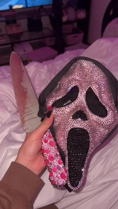 Pink Scream Mask, Mascara Halloween, Cats In Halloween Costumes, Scream Halloween Costume, Scream Costume, Horror Themed Party, Ghost Face Mask, Creepy Cute Fashion, Scary Halloween Masks