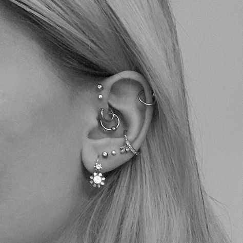 PIERCING 2022 MODE TATOUAGE PIERCING BIJOUX CORPS FEMME Piercing Oreille Nom, Front Helix Piercing, Ear Piercing For Women, Anti Helix Piercing, Cool Ear Piercings, Piercing Ideas, Helix Piercing, Ear Piercing, Helix