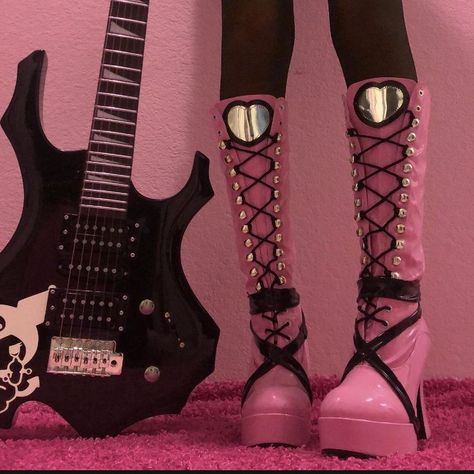 Draculaura Aesthetic, Pink Goth, Pink Grunge, Goth Shoes, Goth Outfit, Catty Noir, Dr Shoes, Monster High Art, Monster High Characters