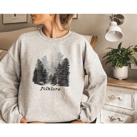 Moletom Taylor Swift disponível - link na bio 💙 Folklore Album, Taylor Swift Folklore, Selling Clothes, Vintage Sweatshirt, Top Trends, Unisex Sweatshirt, Unisex Hoodies, Sweat Shirt, Taylor Swift