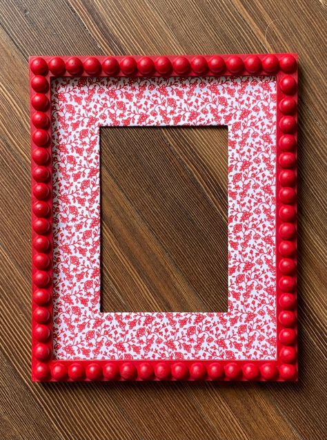 Fabric Photo Frame, Fun Picture Frames, Creative Picture Frames, Painting Picture Frames Diy, Art Framing Ideas, Funky Frames, Decorative Picture Frames, Painting Mood Board, Red Picture Frame