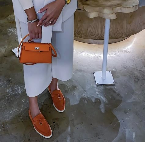 Orange Bag Aesthetic, Orange Handbag Outfit, Orange Bag Outfit, Loafers Women Outfit, Loafers Outfit, Hermes Orange, Fashion Christmas, Christmas Style, Suit Style