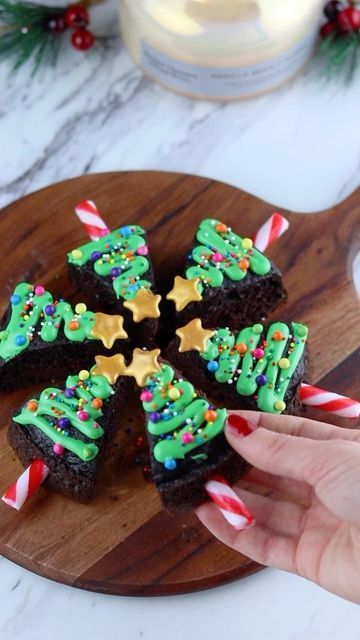 Sheri Wilson on Instagram: "Christmas Tree Cakes 🎄 How cute would these chocolate cake slices or brownies be for a Christmas party?! 😍 I used chocolate cake for this, but brownies would be perfect as well! To make the tree design, pipe a zigzag of green frosting onto each slice, add some sprinkles, a peppermint stick at the base, and a star on top! #chocolatecake #cakeroll #cakedecorating #christmas #baking #cakeinspo #cakeart #cakeboss #cakecakecake #cakestagram #caketrends #instabake" Chocolate Brownie Christmas Trees, Christmas Cake Slices, Mini Christmas Tree Cakes, Christmas Fete Ideas, Xmas Nibbles, Christmas Tree Cupcake Cake, 2023 Desserts, Christmas Chocolate Cake, Christmas Gourmet