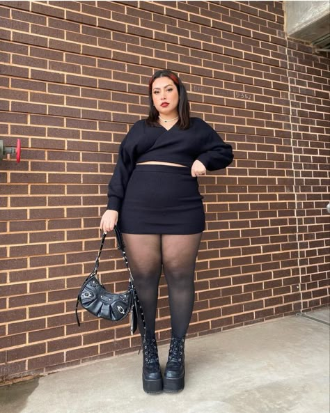 Curvy Black Outfit, Black Skirt Plus Size Outfits, College Party Outfit Plus Size, Chubby Winter Outfit, Everyone Its My Birthday, Black Outfits Plus Size, All Black Outfit Plus Size, Plus Size Black Outfits, Plus Fall Outfits