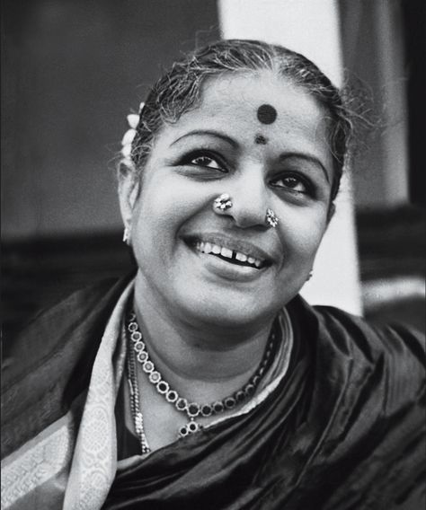 Ms Subbulakshmi, Vintage Photography Women, Modern India, Indian Classical Music, Indian Music, All About Music, Music Composers, Rare Pictures, Amazing Art Painting