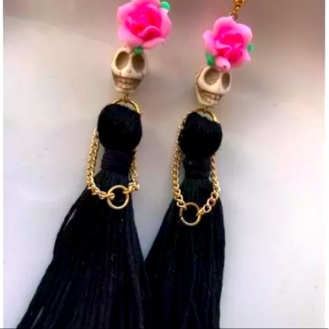 New Black Skull Dangle Earrings Color Black Beautiful Brand New High Quality Includes 1x Earring’s As Pictured Look For The Other Colors In My Closet. Magnolia Jewelry, Skull Spider, Flower Lady, Spider Jewelry, Pink Magnolia, Silver Turquoise Earrings, Skeleton Earrings, Halloween Beads, Skeleton Skull