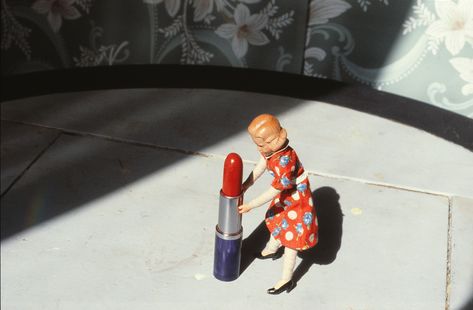 Pushing Lipstick (Red Lipstick)—from a 1979 series by Laurie Simmons—has inspired the artist’s first makeup collaboration. The limited-edition lipstick, created with Poppy King, is available at the Modern Art Museum of Fort Worth in tandem with her new retrospective. Contemporary Art Photography, Lena Dunham, A Level Photography, Jamie Fraser Sam Heughan, Fancy Nancy, Art Story, Zooey Deschanel, American Dream, American Horror