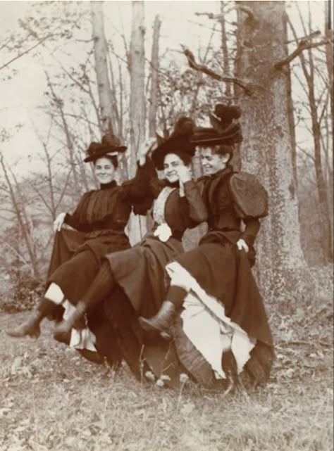 1890s Photographs, 1900 Women, 1890s Aesthetic, Victorian Era Aesthetic, 1900s Aesthetic, Monochromatic Photography, Victorian Photography, Antique Photography, Dress History