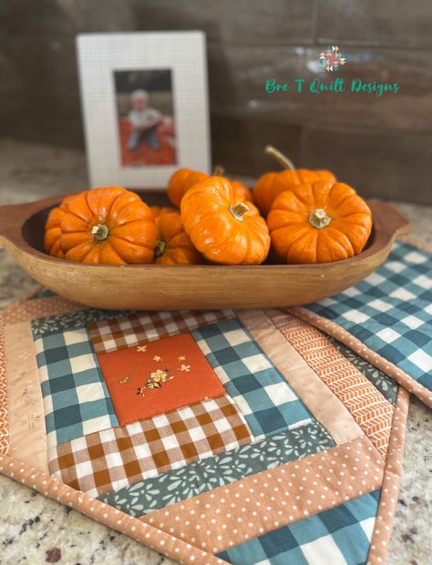 Casserole Dish Hot Pad- Quilted Gift For Christmas - Bre T Quilt Designs Quilted Hotpad Patterns, Large Hot Pad Pattern, Casserole Hot Pad Pattern, Hot Pads Diy, Casserole Hot Pad, Quilted Hot Pads, Quilted Potholder Pattern, Christmas Potholders, Quilted Potholders