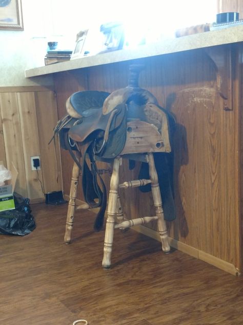 Display Saddle In House, What To Do With Old Saddles, Old Saddle Repurpose, Saddle Display Ideas House, Diy Saddle Rack, Repurposed Saddle, Saddle Display, Saddle Decor, Western Projects