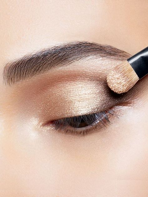 Learn how to create a bronze eye makeup look with taupe, gold & bronze eyeshadow palette colors in our metallic eyeshadow tutorial, perfect for NY rooftops. Bronze Eyeshadow Looks, Metallic Eyeshadow Tutorial, Champagne Eyeshadow, Gold Eye Makeup Tutorial, Golden Eyeshadow, Bronze Eye Makeup, Purple Eyeliner, Eyeshadow Basics, Bronze Eyeshadow