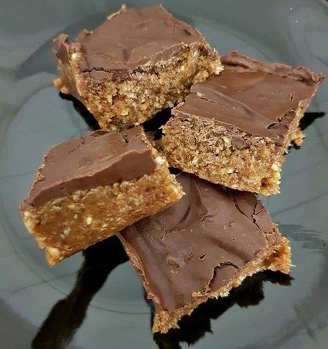 Healthy Slices, Chocolate Weetbix Slice, Peanut Butter Pretzel Bars, Weetbix Slice, Healthy Mummy Recipes, Baking Biscuits, Peanut Butter Oat Bars, Vanilla Slice, Mummy Recipes