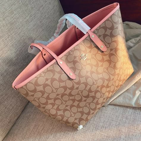 Uni Bag, Purse Essentials, Handbag Essentials, Girly Bags, Luxury Purses, Girly Accessories, Fancy Bags, Night Out Outfit, Pretty Bags