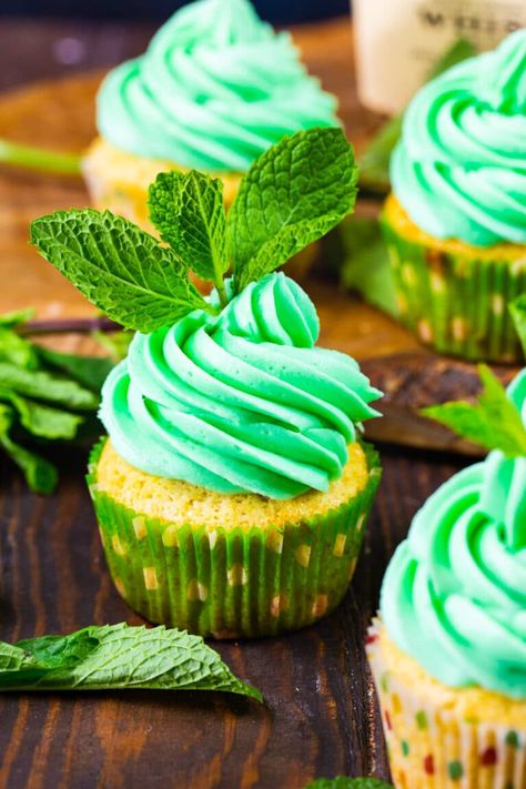 Mint Julep Cupcakes make a great dessert for the Kentucky Derby. Derby Cupcakes, Kentucky Derby Desserts, Kentucky Derby Food, Kentucky Derby Recipes, Derby Recipe, Kentucky Derby Pie, Derby Party Food, Mint Julep Cocktail, Kentucky Derby Party Food