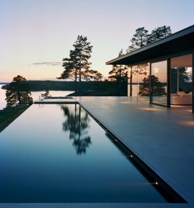 Moderne Pools, Modern Lake House, Luxury Pools, Modern Pools, Design Hotel, Swimming Pool Designs, Split Level, Outdoor Swimming, Pool Landscaping