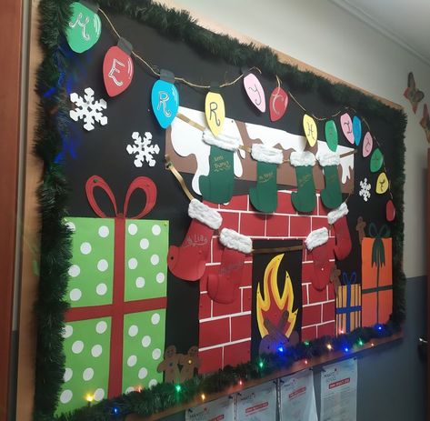 Christmas Fireplace Bulletin Board, Christmas Chimney Bulletin Board Ideas, Christmas Art Display Classroom, Christmas Display Boards School, Christmas Display Ideas Nursery, Christmas Wall Displays Classroom, Christmas Display Board Ideas, Christmas Art Display, Winter Displays Eyfs