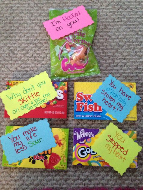 Sweet valentine candy sayings. #valentines #swedishfish #gum #nerds #sweettarts #skirtles #sourpatchkids #boyfriend #gummyworms Basket For Boyfriend Ideas, Candy Sayings Gifts, Basket For Boyfriend, Candy Sayings, Valentines Gift For Boyfriend Baskets, Romantic Valentines Day Ideas, Boyfriend Ideas, Candy Quotes, Valentine's Day Gift Baskets