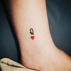 Queen of hearts... Tiny tattoo                                                                                                                                                     More Simplicity Tattoos, Queen Of Hearts Tattoo, Minimalist Tattoo Meaning, Vegas Tattoo, Hearts Tattoo, Paris Tattoo, Typography Tattoo, French Tattoo, Tan Tattoo