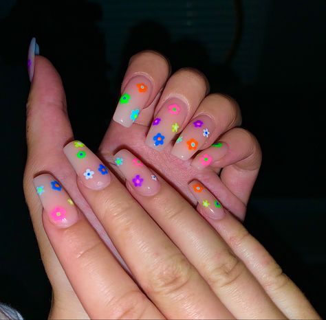 Neon 90s Nails, Nail Inspo Party, Clear And Neon Nails, Clear Neon Nails, Neon Y2k Nails, Neon Flowers Nails, Barbie Flower Nails, Neon Nails With Flowers, Y2k Barbie Nails