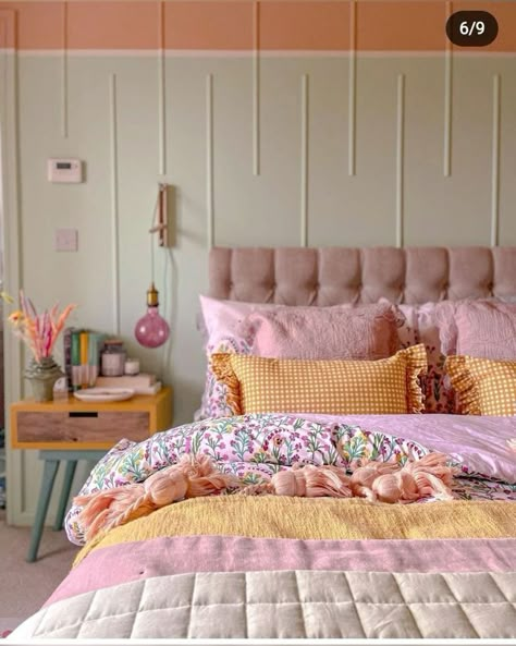 Colorful Dorm Room Decor, Vibrant Room Aesthetic, Bright Room Aesthetic, Maximalist Studio Apartment, Bedroom Esthetics, Girly Bedroom Aesthetic, Mismatched Bedding, Colorful Minimalist Bedroom, Summer Bedrooms