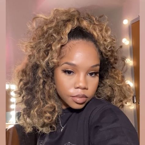 Half Hair Dyed, Colored Curly Hair, Honey Blonde Hair, Honey Hair, Baddie Hairstyles, Hair Inspo Color, Black Girls Hairstyles, Aesthetic Hair, Curly Hair Styles Naturally