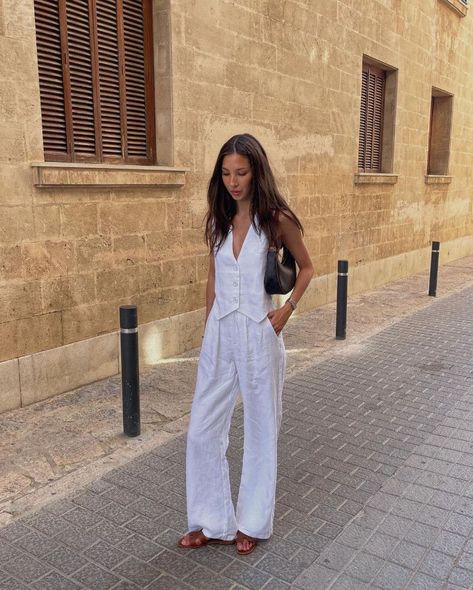 How To Style Linen Pants, Italian Summer Outfits, Linen Pants Outfit, Chique Outfit, Vogue France, Honeymoon Outfits, Europe Outfits, Chique Outfits, White Linen Pants