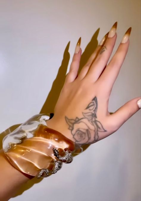 Kali Uchis Tattoo, Kali Uchis Nails, Kali Uchis, Acrylic Nails Coffin Pink, Acrylic Nails Coffin, Fire Nails, Unique Tattoos, Back Tattoo, Fashion Poses