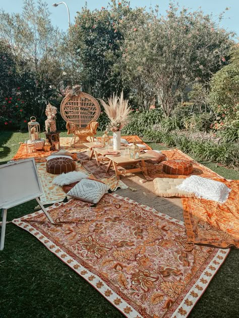 Outdoor Party With Rugs, Boho Lawn Party, Manly Picnic Ideas, Luxury Boho Picnic, Boho Backyard Picnic, Boho Garden Party Decoration, Boho Prom Theme, Outdoor Boho Party, Bohemian Outdoor Party