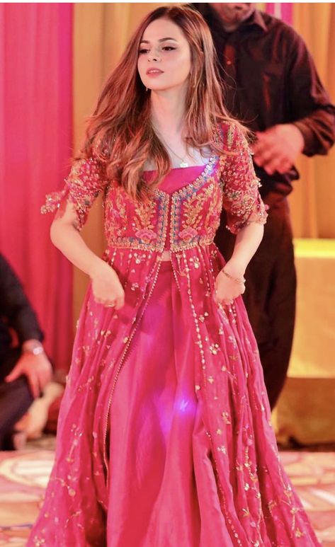 Pakistani Wedding Suits For Women, Shaadi Dresses, Pishwas Designs, Mehndi Outfit Pakistani Simple, Pakistani Formal Dresses Party Wear, Partywear Dresses Indian, Mayon Dresses, Pakistani Women Dresses, Shadi Dresses