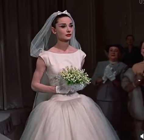 funny face - 1957 yes i will be basing my future wedding dress on the dress she wore in this movie #funnyface #film #audreyhepburn Funny Face Wedding Dress, Audrey Hepburn Wedding Dress, Future Wedding Dress, Audrey Hepburn Wedding, Audrey Hepburn Pictures, Marilyn Monroe And Audrey Hepburn, Wedding Dresses 50s, Audrey Hepburn Photos, Funny Dresses