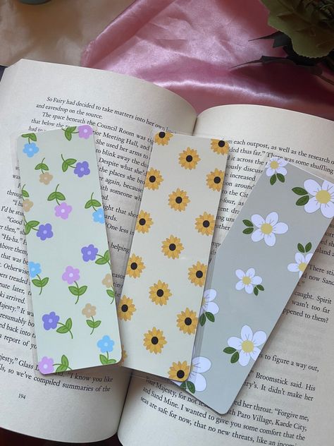 Handmade Bookmarks Diy, Penanda Buku, Diy Crafts Bookmarks, Creative Bookmarks, Bookmark Craft, Paper Bookmarks, Flower Bookmark, Cute Bookmarks, Diy Bookmarks