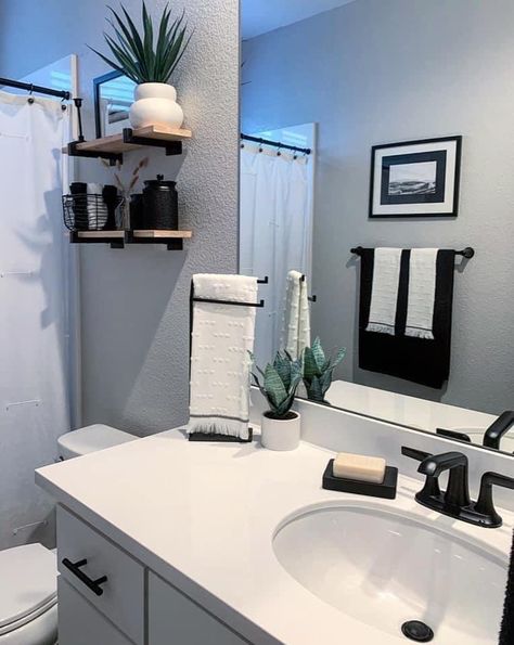 Long Bathroom Ideas Decor, Apartment Restroom Decor Ideas, Apartment Bathroom Aesthetic Luxury, Apartment Aesthetic Black Women, Kitchen Ideas Decoration Apartments, All Black Bathroom Ideas Decor, Small Master Bath Decor Ideas, Black Bathroom Apartment, Black Themed Apartment