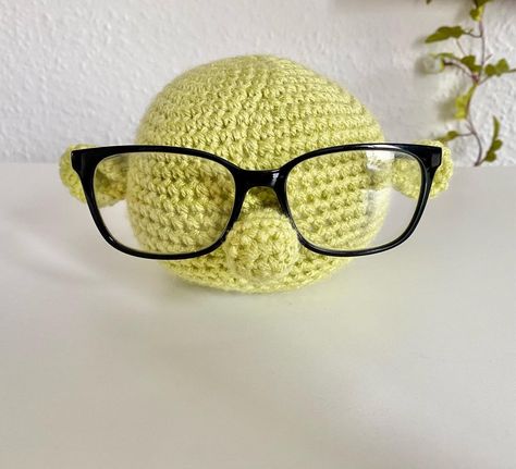 PATTERN NOW AVAILABLE on my Etsy store 😊🧶 link in bio #crochet #crochetaddict #crochetaddicted #crochetaddiction #crochetinspiration #yarnaddiction #crochetpattern #crochetpatterns Fathers Day Crochet Gifts, Glasses Holder Crochet, Crochet Glasses Holder, Glasses Crochet, Quirky Crochet, Eye Glasses Holder, Fun Glasses, Crochet Organizer, Crochet Eyes