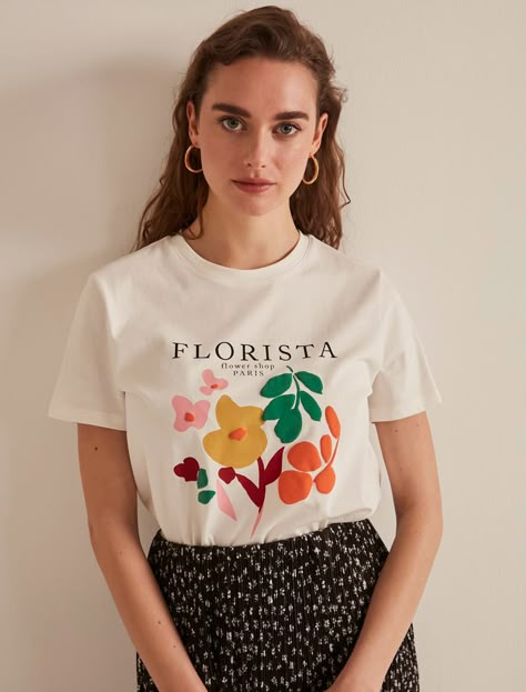 Florista Placement Print on Behance 2023 Tshirts, Wild Flower Design, Zero Waste Pattern, Minimal Shirt Design, Print Techniques, Placement Print, Embroidery Tshirt, Tshirt Design Inspiration, Shirt Prints