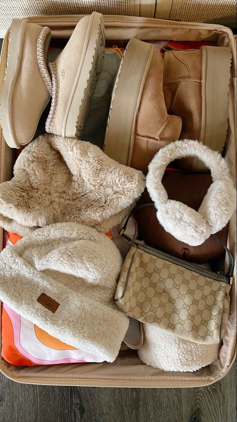 Winter Trends 2023, Ugg Aesthetic, Pack My Bag, Uggs Slippers, Uggs Ugg, Slippers Ugg, Pack With Me, Trip Aesthetic, Winter Trip