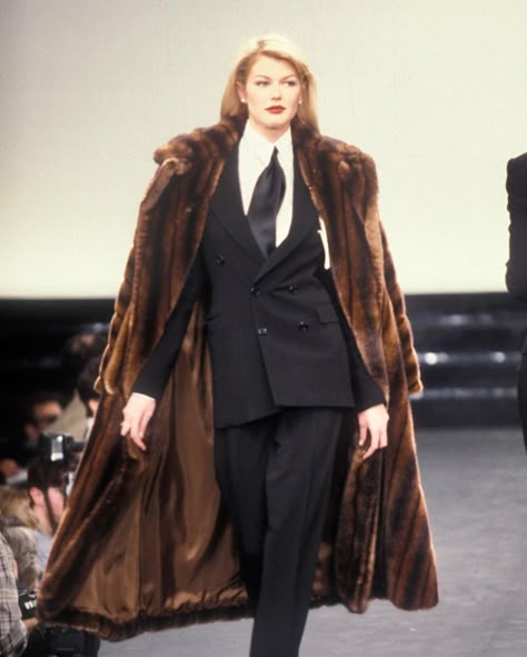 Ralph Lauren Runway, Ralph Lauren 90s, Woman In Suit, Ralph Lauren Suits, Ralph Lauren Fall, 90s Runway Fashion, Runway Fashion Couture, Outfits 90s, Runway Outfits