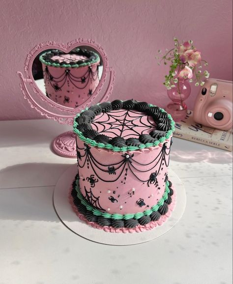 Goth Cake Ideas, Halloween Heart Cake, Vintage Halloween Cake, Spooky Cake Ideas, Witchy Birthday Cake, Pink Halloween Cake, Corpse Bride Cake, Spooky Birthday Cake, Whole Foods Cake