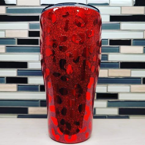 Red Glitter Tumbler Ideas, Tumbler Inspiration, Red Tumbler, Blue Wedding Gowns, Tumblers Epoxy, Mug Quotes, Glitter Tumbler Cups, Epoxy Tumblers, Cup Designs