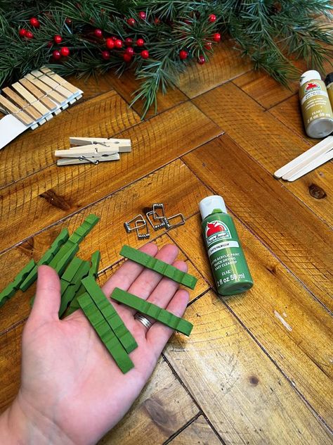 DIY Clothespin Christmas Tree Ornaments Kit. This DIY holiday craft kit contains the supplies you need to create these Clothespin Christmas tree ornaments. Super easy to make! Who doesn't love a simple craft for the holidays? Use your finished product to decorate a holiday tree, seasonal wreath, or place them on gift packages for handcrafted holiday accents that can be treasured for years to come.    Includes:    (30) Wood Clothespins  (25) Gold Metallic Tinsel Pipe Cleaners  (20) Unfinished Wood Star Cutouts  (72) Wood Craft Popsicle Sticks  (Approx 150) Metallic Star Beads Craft Popsicle Sticks, Clothespin Christmas, Clothespin Crafts Christmas, Clothespin Diy Crafts, Clothespins Diy, Wooden Clothespin Crafts, Simple Ornaments, Christmas Clothespins, Apple Barrel