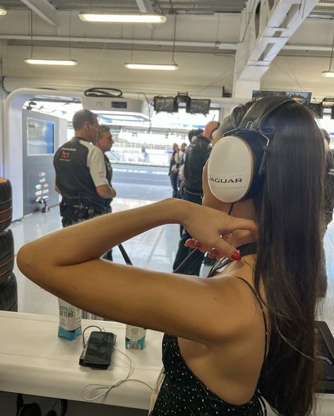 F1 Garage Aesthetic, Formula 1 Lifestyle, F1 Garage, F1 Lifestyle Aesthetic, Wag Lifestyle Aesthetic, Grand Prix Aesthetic, Lissie Mackintosh Aesthetic, Lissie Mackintosh, F1 Girl