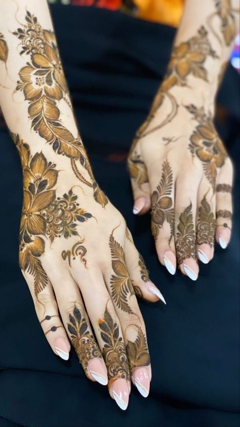 Emarati Henna Designs, Emarati Henna, Mehndi Snapchat, Khafif Mehndi Design, Floral Henna Designs, Henna Tattoo Designs Hand, Henna Art Designs, Modern Henna Designs, Latest Henna Designs