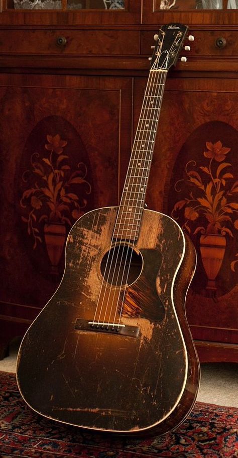 Well worn vintage Gibson Gibson Acoustic Guitars, Acoustic Guitar Photography, Vintage Guitars Acoustic, Vintage Acoustic Guitar, Gibson Acoustic, Old Acoustic Guitar, Guitar Chords For Songs, Guitar Photography, Gibson Guitars