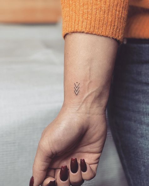 Simple Wrist Tattoos, Meaningful Wrist Tattoos, Simple Tattoos For Women, Tiny Wrist Tattoos, Ankle Tattoos For Women, Cool Wrist Tattoos, Fineline Tattoo, Wrist Tattoos For Guys, Small Wrist Tattoos