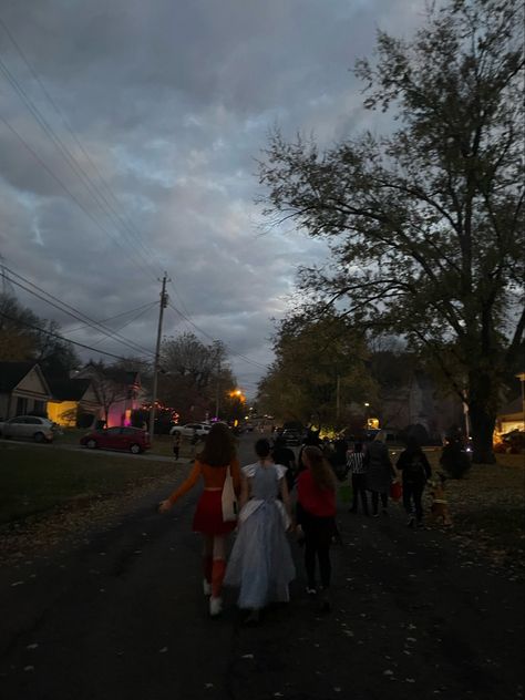 Trick Or Treating Nostalgia, Fall Aesthetic Tumblr, Halloween Aesthetic Trick Or Treating, Horror Movie Fall Aesthetic, Trick Or Treating With Friends Aesthetic, Halloween Aesthetic Outside, Halloween Theme Aesthetic, Fun Halloween Aesthetic, October Friends Aesthetic