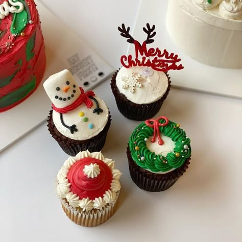 Tiramisu Macarons, Dainty Cakes, Strawberry Cheesecakes, Homemade Christmas Cake, Best Ugly Christmas Sweaters, Christmas Cupcakes Recipes, Snacks Chocolate, Milk Drinks, Iced Tea Drinks