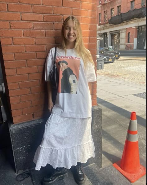 Lila Moss, White Long Skirt, Long Skirt Outfits, Rock Outfit, White Skirt, Tshirt Outfits, Spring Summer Outfits, Outfits Casuales, Skirt Outfits