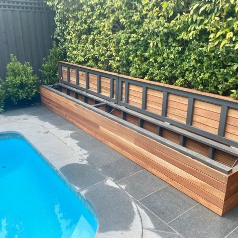 Built In Storage Bench Outdoor, Diy Outdoor Bench Seat, Pool Bench Seat, Bench Seat Outdoor, Garden Storage Bench Seating, Pool Deck Seating Ideas, Outdoor Bench Ideas, Braairoom Ideas Outdoor, Pool Bench Seating