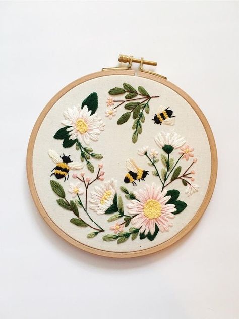 Bumble Bee Embroidery, Embroidery Hoop Art Tutorial, Embroidery Spring, Etsy Embroidery, Embroidery Hoop Art Diy, Embroidery Hoop Wall Art, Spring Wall Art, Bee Embroidery, Floral Embroidery Patterns